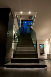 escada-de-pedra-e-vidro-verde-em-casa-na-islandia-por-gudmundur-jonsson