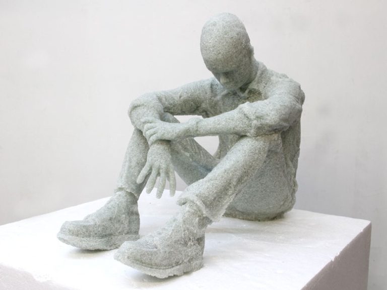 Esculturas humanas com cacos de vidro por Daniel Arsham