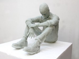 escultura-humana-de-cacos-de-vidro-por-daniel-arsham
