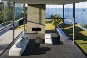 living-com-lareira-de-casa-de-vidro-em-auckland-na-nova-zelandia-por-fearon-hay
