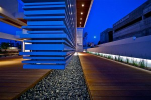 parede-com-laminas-de-metal-por-maya-rosenberg