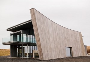 parede-de-madeira-curva-casa-na-islandia-por-gudmundur-jonsson