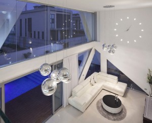 sala-de-estar-ampla-e-arejada-em-residencia-em-ashdod-israel-por-zahavi