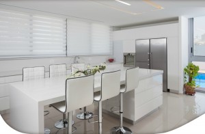 sala-de-janatr-com-cozinha-gourmet-residencia-em-ashdod-israel-por-zahavi