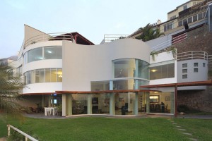 casa-com-volumetria-curva-por-km-arquitectos-las-casuarinas-lima