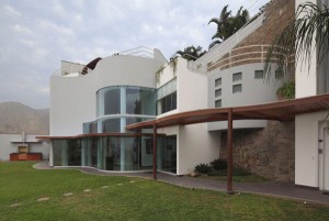 casa-curva-por-km-arquitectos-las-casuarinas-lima