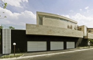 entrada-com-revestimento-de-marmore-casa-na-cidade-do-mexico-por-migdal-arquitetos