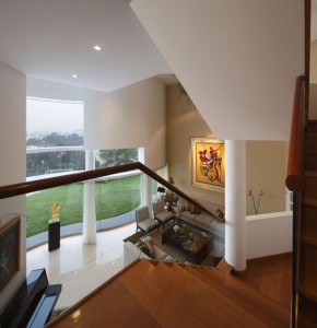 escada-em-vidro-e-madeira-de-casa-por-km-arquitectos-las-casuarinas-lima