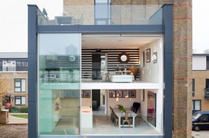 fachada-de-vidro-de-casa-de-quatro-quartos-em-londres-construida-em-antiga-torre-de-agua