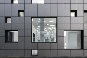 fachada-em-paineis-de-aluminio-e-vidro-do-cube-tube-por-sako-arquitetos