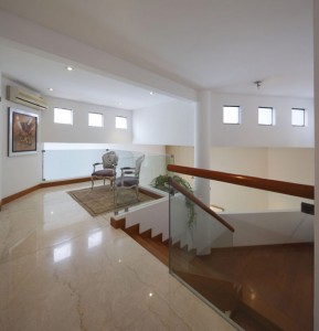 hall-de-casa-por-km-arquitectos-las-casuarinas-lima