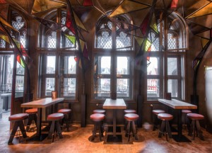 janelas-estilo-medievais-do-bar-duvelorium-cafe-em-bruges-na-belgica