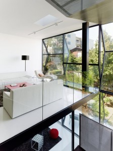 living-de-casa-em-sao-francisco-com-fachada-de-vidro-articulada-flip-house-por-fougeron