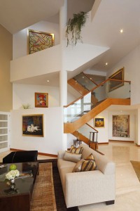 sala-com-pe-direito-triplo-casa-por-km-arquitectos-las-casuarinas-lima