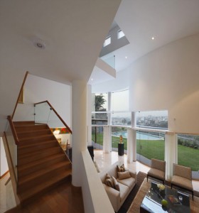 sala-de-estar-pe-direito-triplo-de-casa-por-km-arquitectos-las-casuarinas-lima