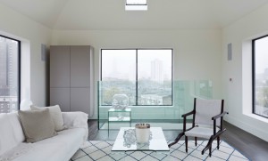 sala-panoramica-de-casa-construida-em-torre-de-agua
