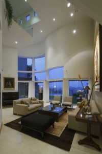 sala-pe-direito-triplo-casa-por-km-arquitectos-las-casuarinas-lima