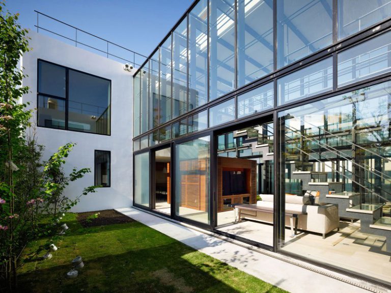 Estruturas metálicas e vidro definem arquitetura de casa em Tóquio