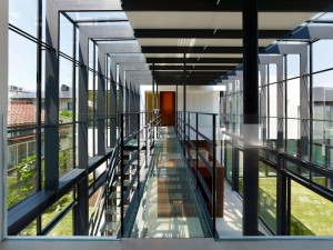 casa-com-estrutura-metalica-e-vidro-pelo-arquiteto-kazutoshi-imanaga