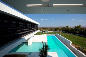 casa-suspensa-sobre-piscina-pelo-escritorio-de-arquitetura-314