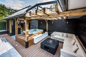 deck-de-madeira-com-banheira-spa-com-hidro-e-sauna-projetada-por-centric-design-group