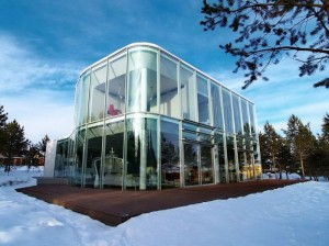 fachada-de-vidro-curvo-casa-em-irkutsk-russia-pelo-arquiteto-andrey-tiguntsev
