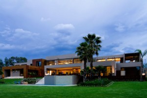 jardim-com-paisagismo-de-casa-em-joanesburgo-africa-do-sul-por-nico-van-der-meulen