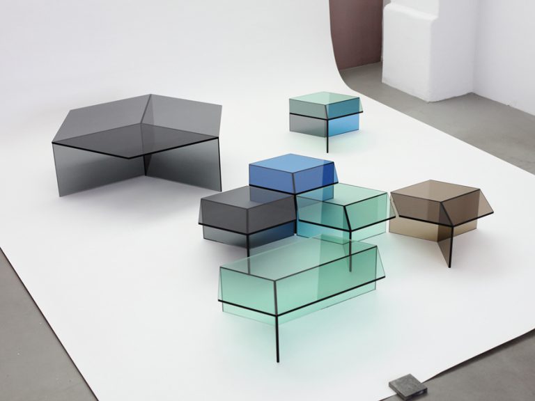 Mesas de centro em vidro pelo designer Sebastian Scherer