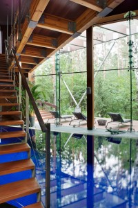 piscina-coberta-com-fachada-de-vidro-casa-em-moscou-por-olga-freiman