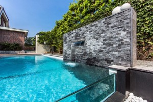 piscina-com-borda-de-vidro-projetada-por-centric-design-group