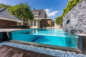 piscina-de-vidro-projetada-por-centric-design-group