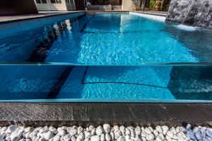 piscina-em-vidro-projetada-por-centric-design-group