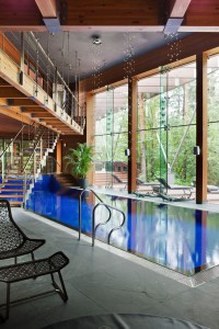 piscina-interna-com-fachada-de-vidro-casa-em-moscou-por-olga-freiman