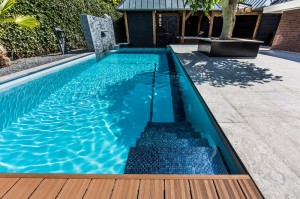 projeto-de-piscina-com-borda-de-vidro-por-centric-design-group