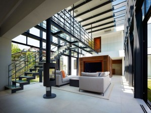 sala-de-estar-com-estrutura-metalica-e-vidro-casa-em-toquio-pelo-arquiteto-kazutoshi-imanaga