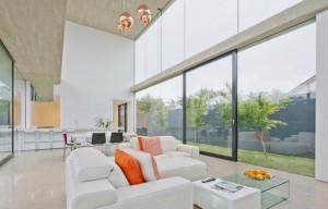 arquitetura-sala-de-estar-integrada-e-com-pe-direito-duplo-casa-de-dois-andares-em-perth-australia-por-juo