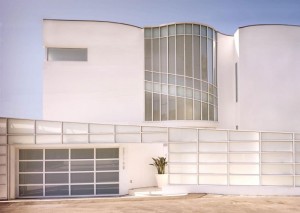 fachada-curva-em-vidro-projeto-de-casa-de-praia-em-malibu-california-decorada-por-jamie-bush