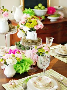 mesa-decorada-com-flores-coloridas-e-vasos-de-vidro