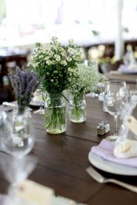 mesa-decorada-com-flores-e-potes-de-vidro
