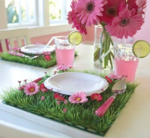 mesa-decorada-com-flores-e-utensilios-em-vidro