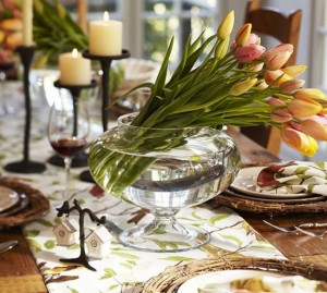 mesa-decorada-com-flores-e-vaso-de-vidro
