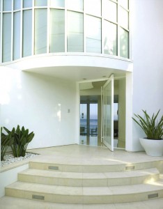 porta-de-entrada-de-casa-de-praia-em-malibu-california-decorada-por-jamie-bush