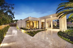 arquitetura-fachada-em-marmore-e-vidro-casa-melbourne-pelos-arquitetos-da-bagnato