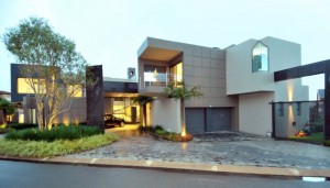 arquitetura-moderna-fachada-de-casa-em-kempton-park-africa-do-sul-por-nico-van-der-meulen