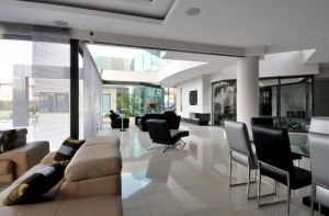 living-decorado-de-casa-em-kempton-park-africa-do-sul-por-nico-van-der-meulen