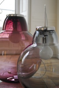 luminarias-pendentes-de-vidro-pela-artista-paola-petrobelli