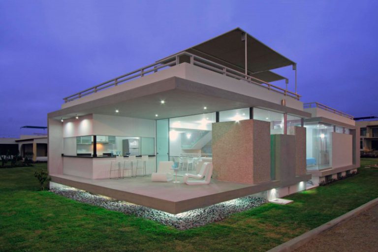 Casa de praia com ares de lounge por Gómez de la Torre y Guerrero