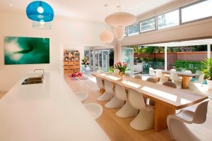 cozinha-com-balcao-ilha-integrada-a-sala-de-jantar-casa-de-praia-em-manly-australia