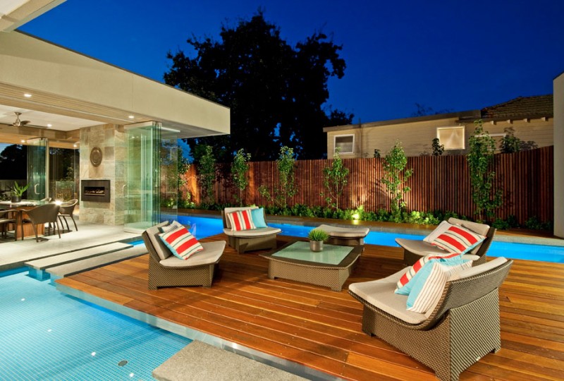 deck-de-madeira-com-chaises-e-churrasqueira-casa-em-canterbury-australia
