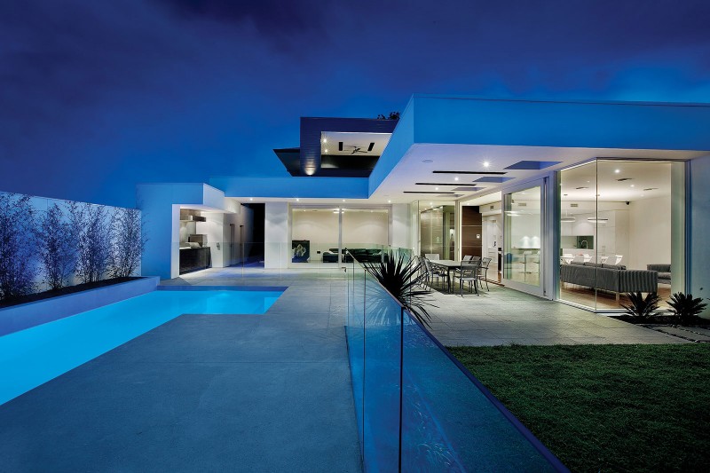 piscina-com-guarda-corpos-de-vidro-casa-em-melbourne-na-australia-por-canny